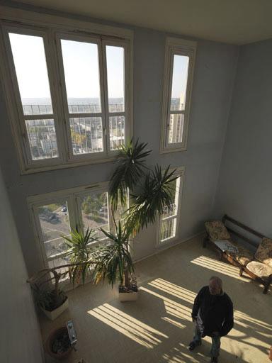 Vue intérieure d'un appartement en duplex de la tour 23 (2, avenue Henri-Charon). Le dernier niveau de chaque tour (23e étage) comprend deux duplex de ce type.