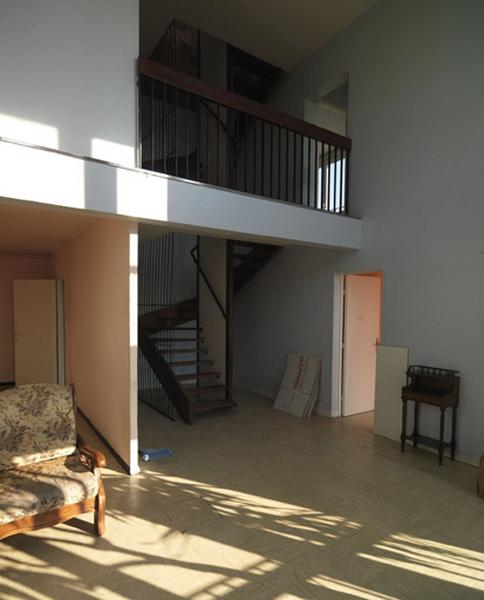 Vue de la pièce principale, s'élevant sur deux niveaux, d'un appartement en duplex de la tour 23 (2, avenue Henri-Charon).
