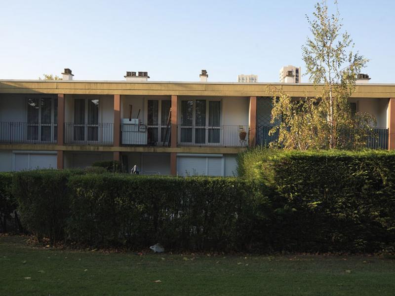 Vue de la façade côté jardinet privatif des logements individuels en bande.