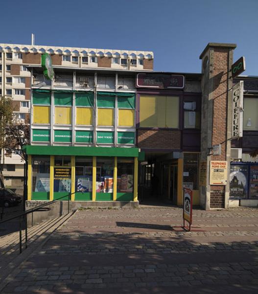 Vue de la façade vitrée du bâtiment R+1, construit à partir d'une structure métallique.
