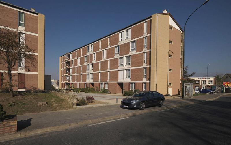 Vue des deux immeubles construits en bordure de l'avenue Henri-Barbusse (n° 155-163, partiellement visible sur la photo, et n° 165-169, perpendiculaire à l'avenue).
