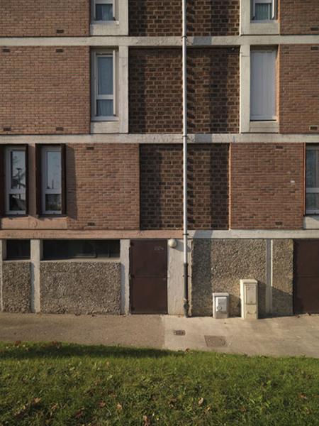 Détail de la façade de l'immeuble parallèle à la rue Henri-Barbusse (n° 155-163), animée par l'emploi de deux teintes de briques.