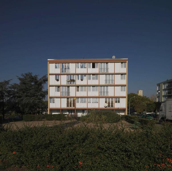 Bâtiment cubique situé entre la place François-Mauriac et la rue André-Letellier.