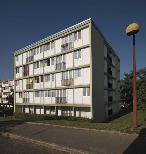Bâtiment cubique situé entre l'avenue Henri-Barbusse et la place François-Mauriac.