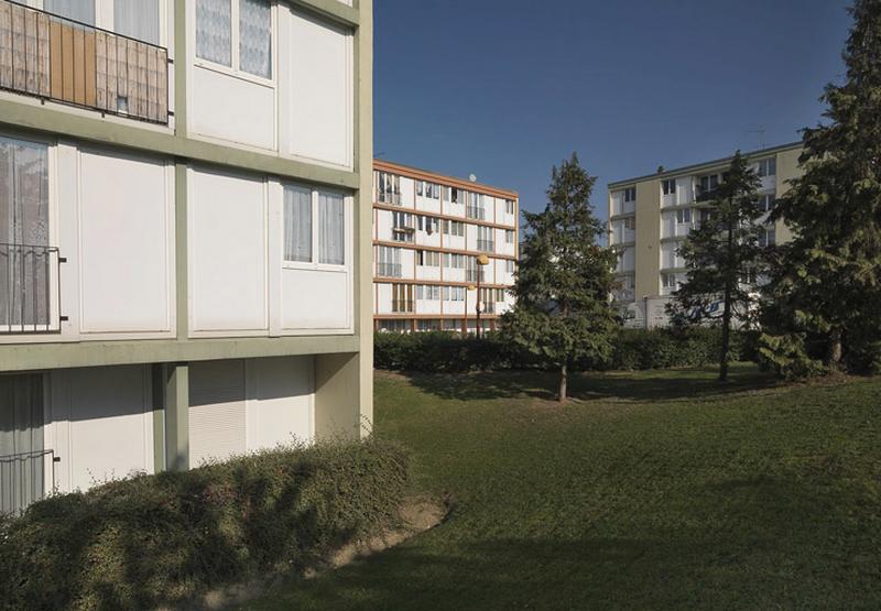 Trois bâtiments cubiques ou 'pavés' situés entre l'avenue Henri-Barbusse, la rue André-Letellier et les places François-Mauriac et Alain-Fournier.