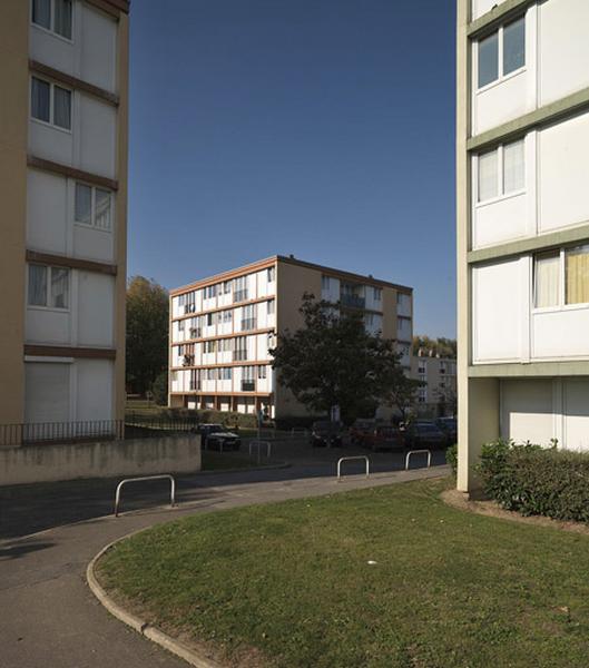 Les trois bâtiments cubiques ou 'pavés' distribués autour de la place Alain-Fournier.