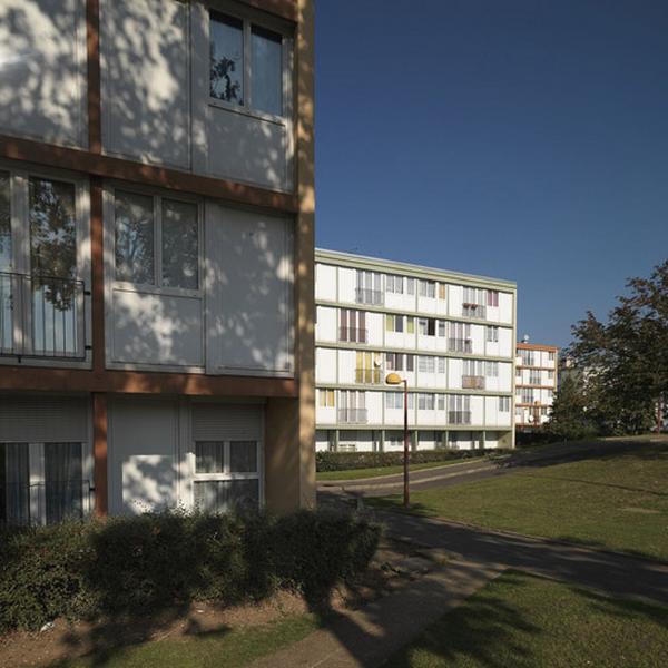 Au premier plan, bâtiment cubique ou 'pavé' situé entre l'avenue Henri-Barbusse et la place Alain-Fournier, et à droite bâtiment du même type situé au nord-est de la place.