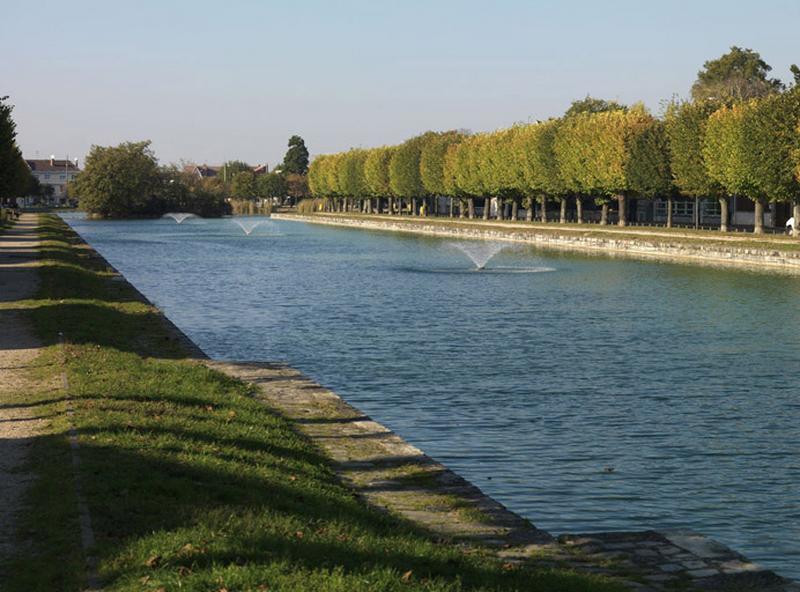Vue du canal en direction de l'île située à la jonction avec la partie circulaire de la pièce d'eau.