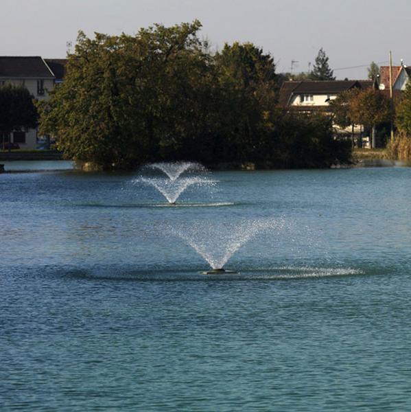 Jets d'eau sur le canal aux abords de l'îlot.