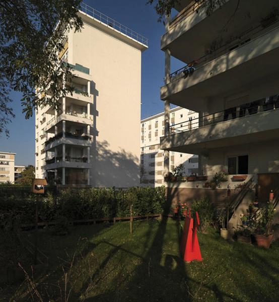 Vue de trois immeubles bordant la rue des Edelweiss (n° 1-5, à gauche ; 6, au centre et 4-12 à l'arrière plan).