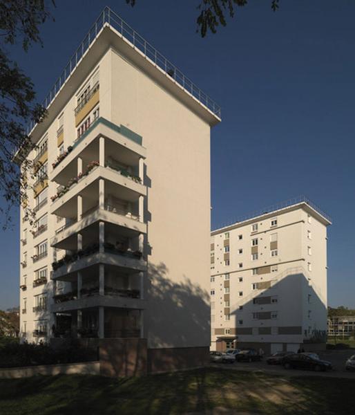 Vue de deux immeubles de part et d'autre de la rue des Edelweiss.