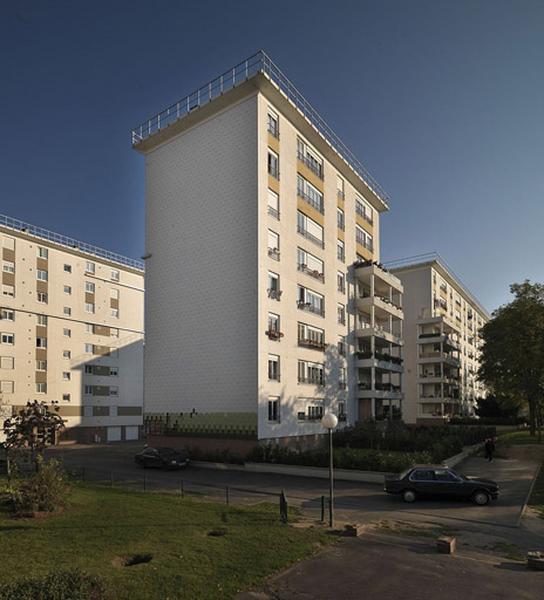 Vue des trois immeubles encadrant la rue des Edelweiss ; ceux du premier plan résultent d'une percée réalisée dans la grande barre d'origine ; les angles ont été alors agrémentés de balcons.