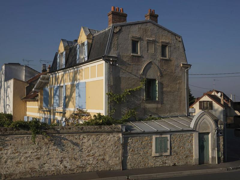 Vue d'ensemble de la maison, dite le Prieuré, 45 rue du Bout-des-Creuses. Il s'agit du vestige de la demeure du prieur des Ermites de Sénart.