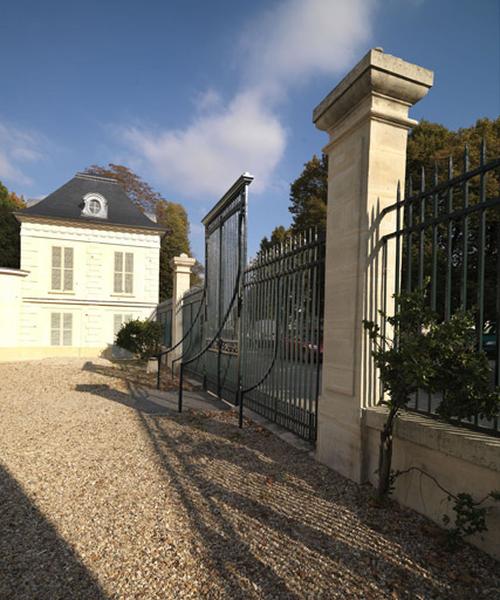 Vue de la grille d'entrée et du pavillon est.