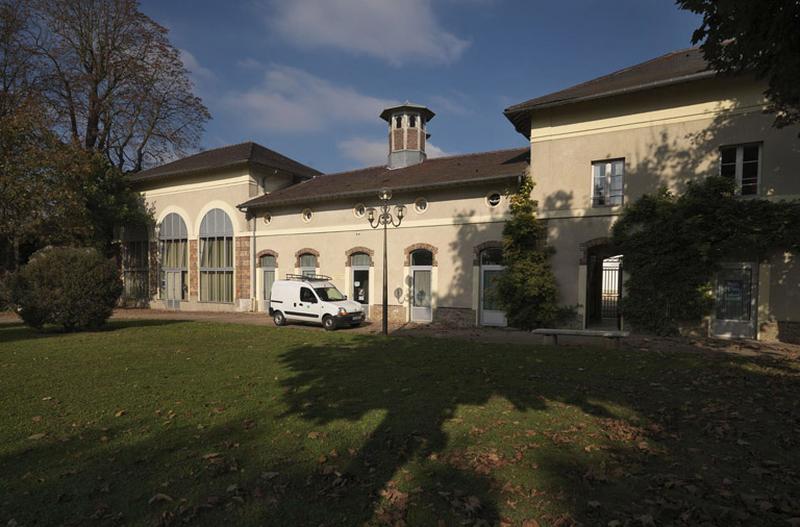 Vue des communs situés à l'ouest du château, perpendiculaires à l'avenue de Villiers (façade ouest).