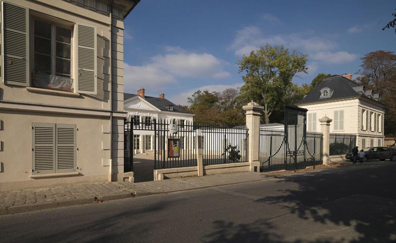 La grille d'entrée flanquée de deux pavillons, sur l'avenue de Villiers.