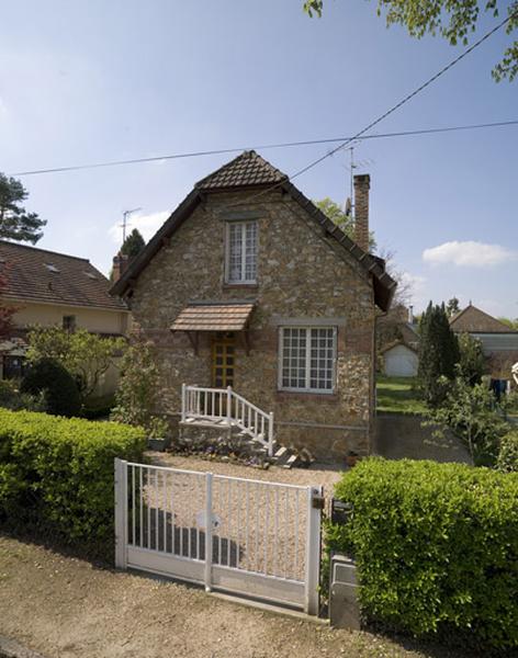 Vue d'ensemble de la maison, 24 allée des Vergers. Elle a été édifiée en 1924 par Roger Vasseur et Pierre Prunet, architectes à Gentilly (15, rue Lafouge).