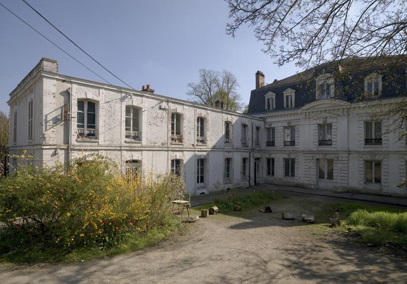 Vue d'ensemble : le bâtiment principal et l'aile en retour.