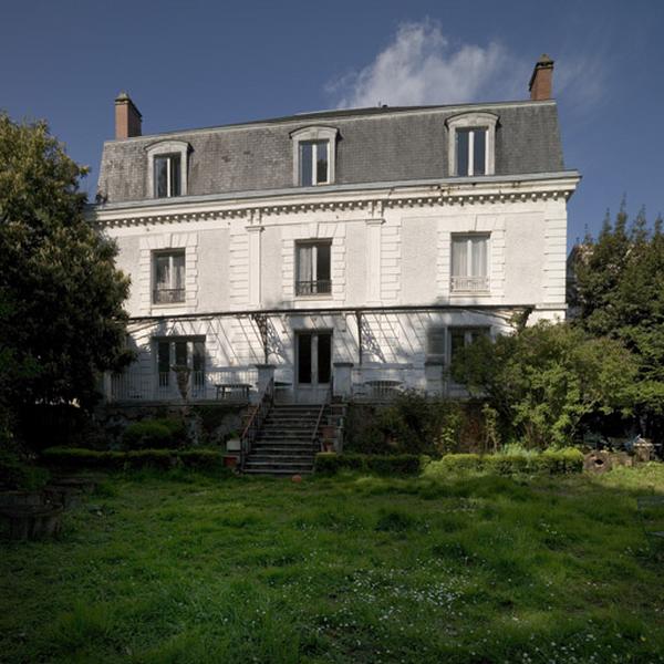 Vue de la façade postérieure.