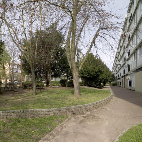 Aménagement paysager de l'espace situé devant l'immeuble linéaire qui longe la rue Jules-Vallès.