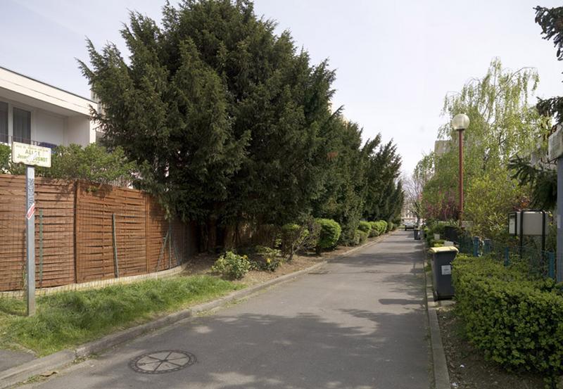L'allée Joseph-Cugnot, voie bordée de jardinets et desservant deux rangs de logements individuels en bande.