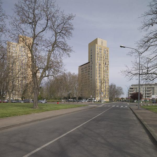 L'avenue Frédéric-Joliot-Curie débouchant sur l'avenue de la Concorde ; à droite des deux tours proches du carrefour et de la place du 14 Juillet, un des immeubles bas en cours de construction. Ces immeubles sont destinés à remplacer les tours dont la démolition est prévue dans le cadre du projet ANRU.