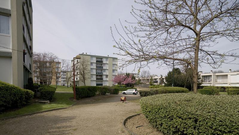 Environnement végétal des immeubles cubiques situés près de la place Ampère.