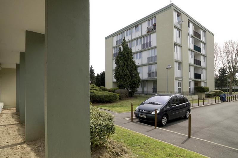 Un des trois immeubles cubiques entourant la place Ampère.
