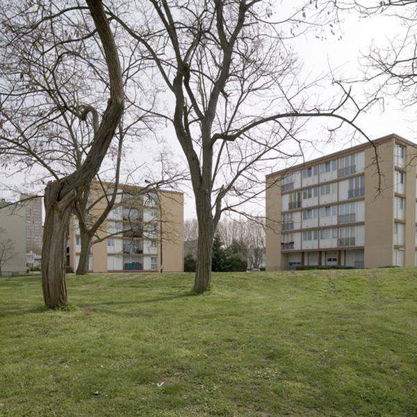 Vue de la grande pelouse descendant de la place Ambroise-Paré à l'avenue Frédéric-Joliot-Curie.