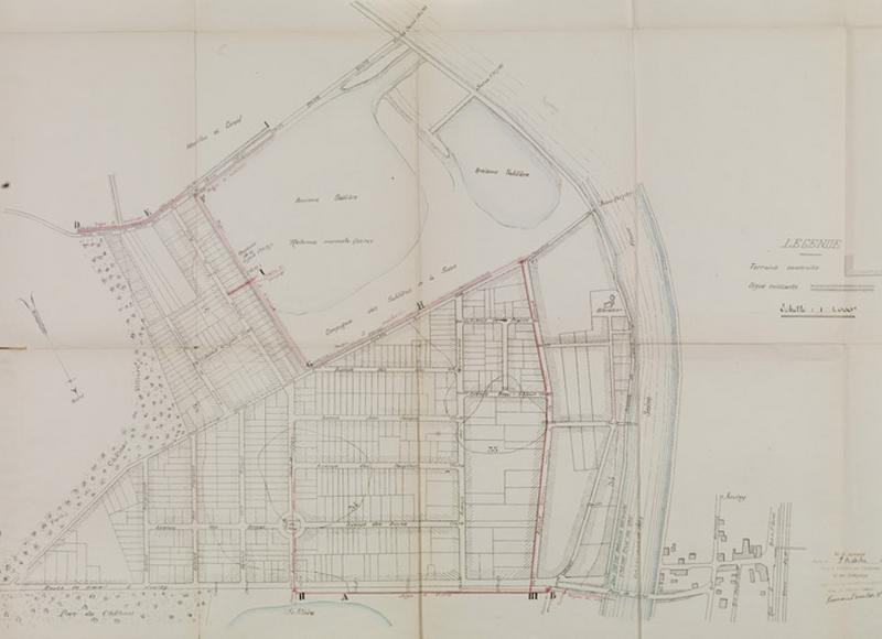 Plan d'ensemble du quartier dressé par l'ingénieur TPE Desmeurs à l'initiative de l'Association syndicale de la Villa-Draveil après les inondations de 1924. Le syndicat des propriétaires demande la création ou le renforcement de digues autour des fouilles en exploitation. En rouge le tracé des digues à construire ; en hachuré les digues existantes élevées en 1911. Corbeil, 30 juin 1924.