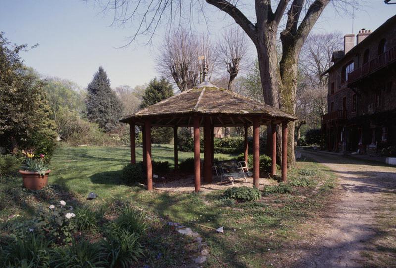 Kiosque dans le jardin.
