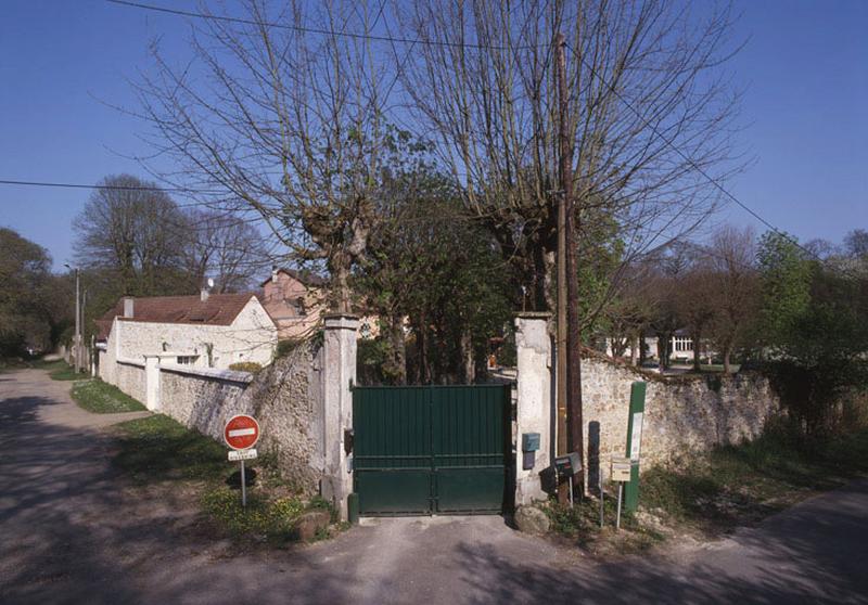 Le portail d'entrée de l'ancien ermitage puis du restaurant du même nom.