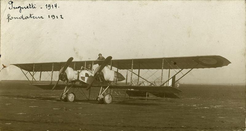 L''aviateur Pugnetti dans son bi-moteur sur un aéroport indéterminé (Orly ?).