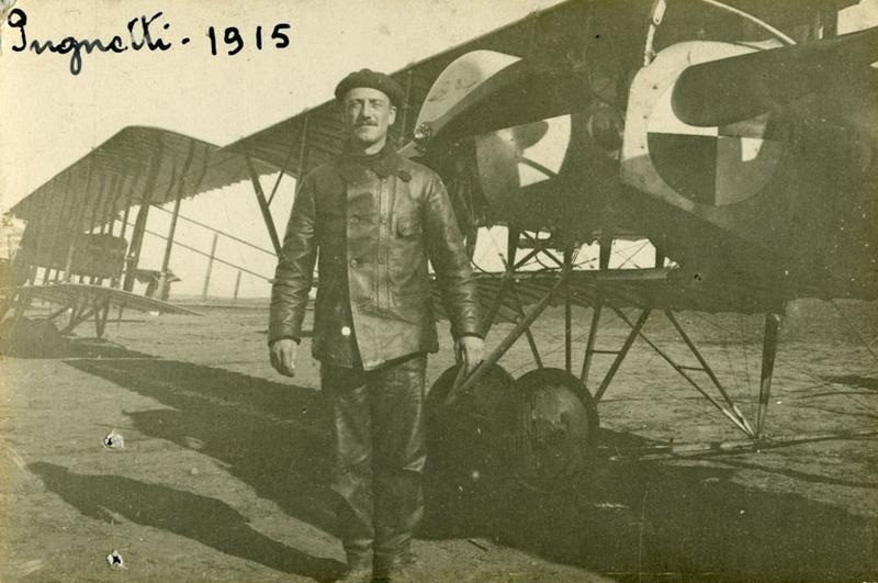 Portrait de l'aviateur Pugnetti devant son bi-moteur sur un aérodrome indéterminé.