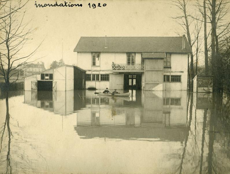 Vue de la façade côté entrée du club nautique : photographie prise lors des inondations de 1920.
