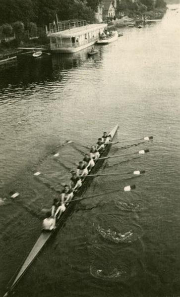 Vue d'une embarcation à huit sur la Seine en cours d'entrainement.