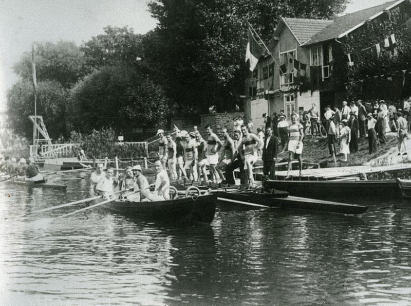 Fête nautique devant la base.