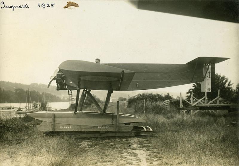 L'Aviateur Pugnetti photographié à bord de son hydravion posé sur les berges de la Seine.