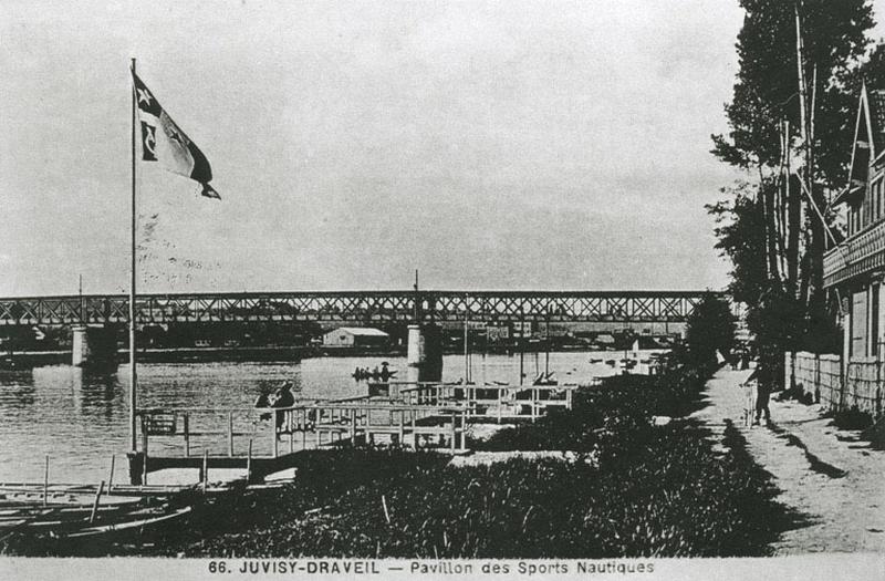 Pontons et embarcations en bord de Seine près du pont de Juvisy-Draveil.
