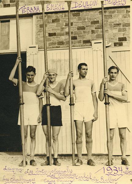 Participants aux Internationales de 1934 posant avec leurs rames devant le garage.