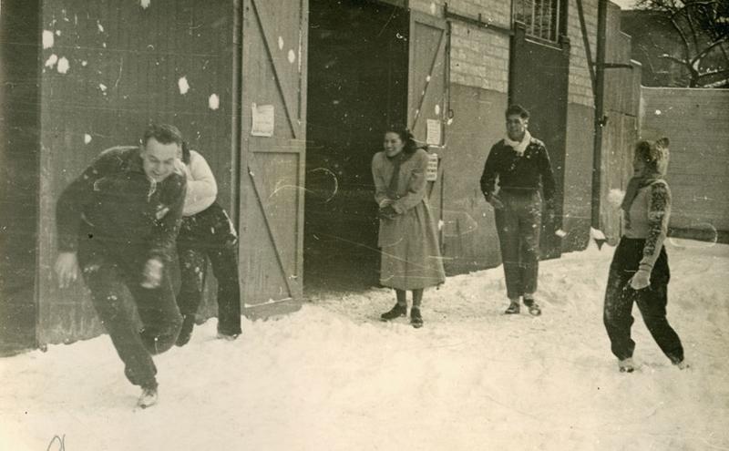 Membres du club faisant une bataille de boules de neige.