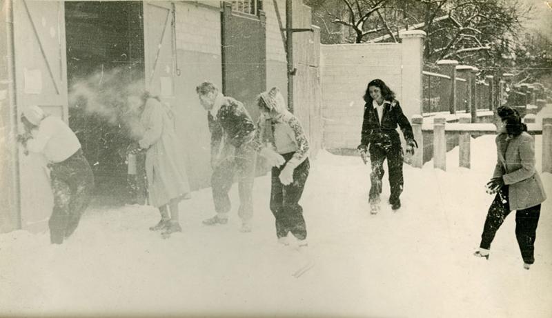 Membres du club faisant une bataille de boules de neige.