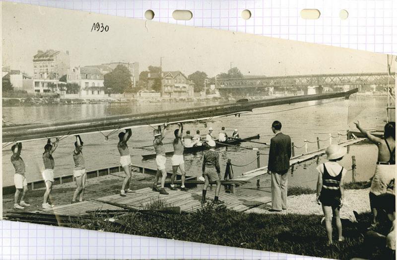 Equipe de rameurs mettant à l'eau une embarcation.