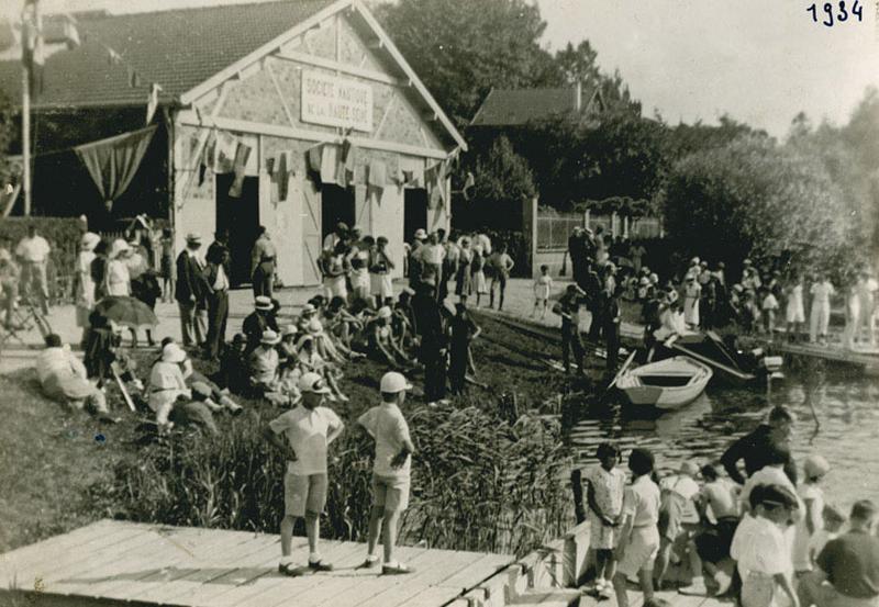 Fête nautique devant le garage à bateaux.
