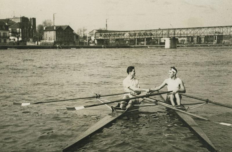 Deux rameurs sur leurs embarcations sur le plan d'eau de Juvisy-Draveil.