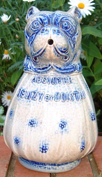 Pichet à eau en grès, en forme de bouledogue, réalisé par la manufacture Duborjal pour l'absinthe de la distillerie Delizy et Doistau.