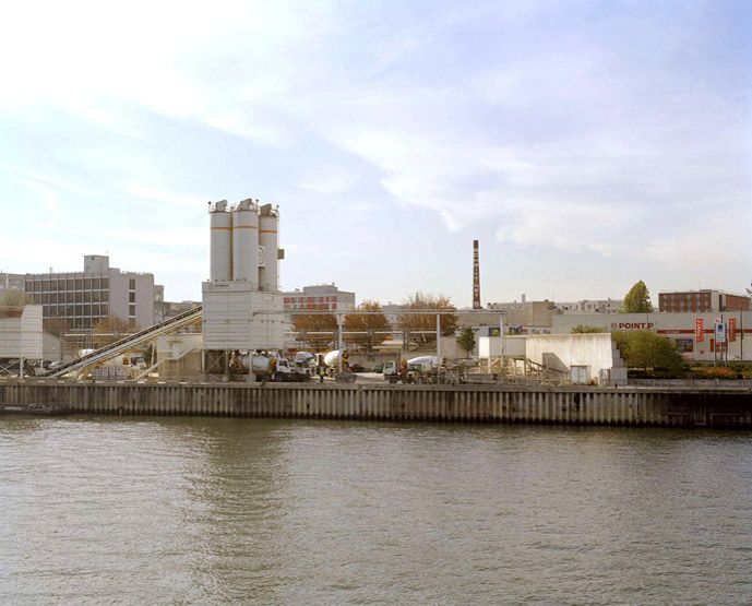 Ivry-sur-Seine. Vue rapprochée d'un quai de chargement.