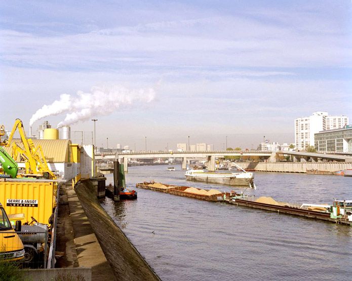 Ivry-sur-Seine, Charenton-le-Pont. Pont Nelson-Mandela. Vue d'ensemble, au premier plan, péniches et barges.