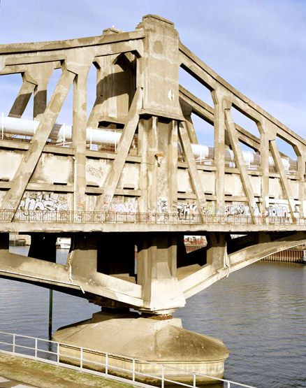 Ivry-sur-Seine, Charenton-le-Pont. Passerelle industrielle d'Ivry-Charenton. Détail d'une des piles en rivière.