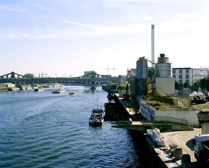 Ivry-sur-Seine, Charenton-le-Pont. Passerelle industrielle d'Ivry-Charenton. La passerelle dans le lointain, au premier plan à droite le port d'Ivry.